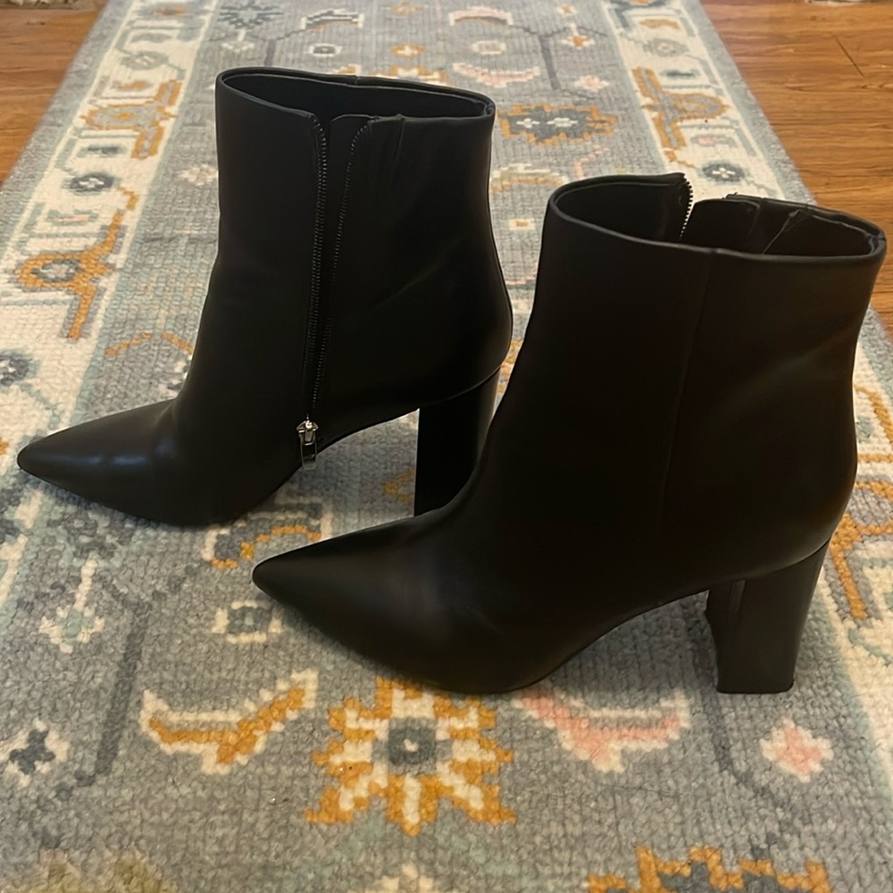 Marc Fisher
Black leather
Block heel